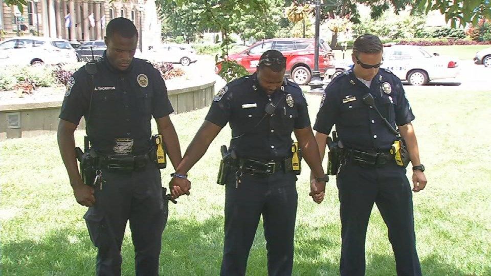 Rally held in downtown Louisville to support police