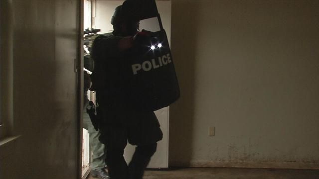 Multiple SWAT teams conduct training at New Albany apartment complex - WDRB