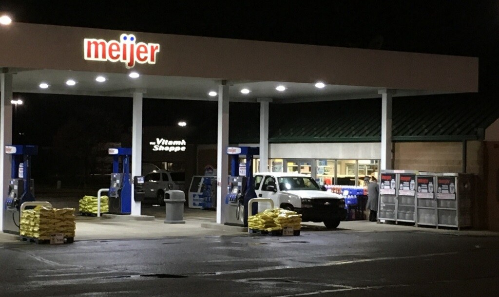 UPDATE: Shooting victim drove to East Louisville gas station for help - WDRB 41 Louisville News
