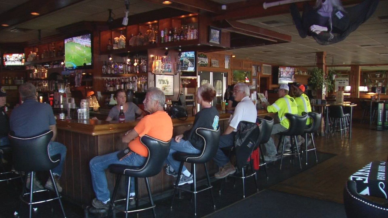 Louisville bar owner removes NFL memorabilia over players' prote WDRB