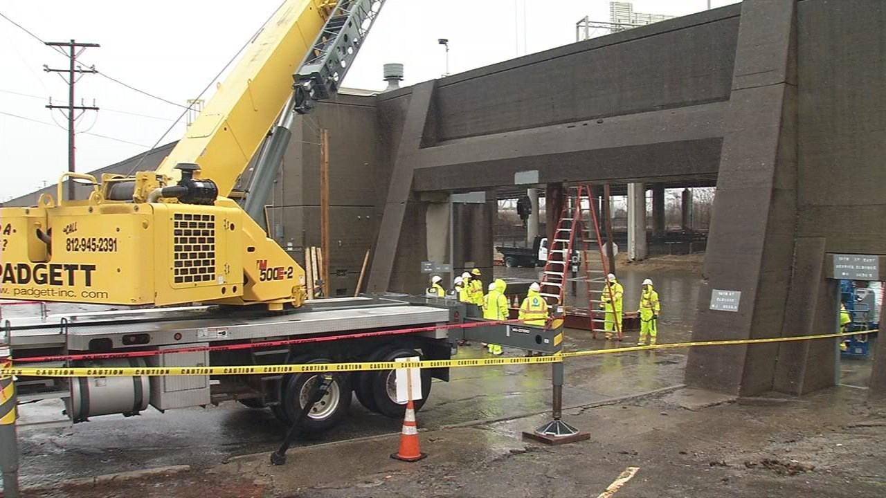 MSD crews installing flood wall closures along Ohio River as Lou - WDRB 41 Louisville News