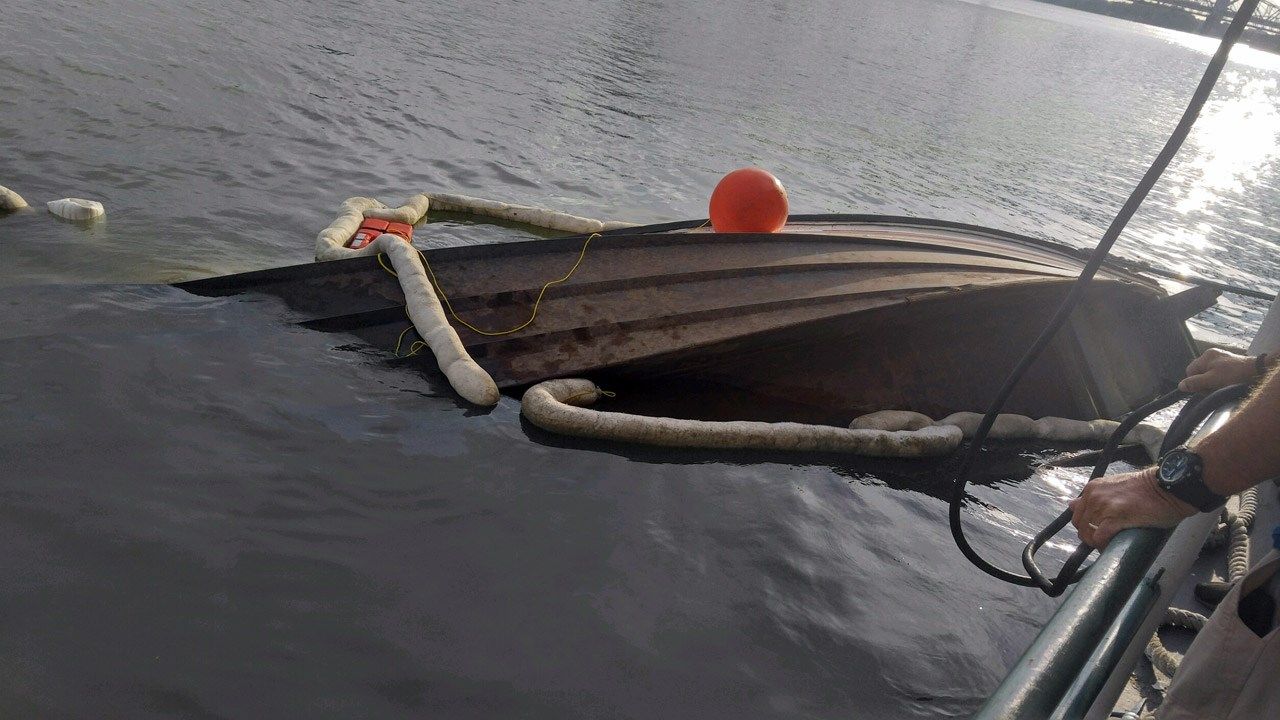 Louisville Fire trying to recover 600,000 rescue boat sunk in Ohio