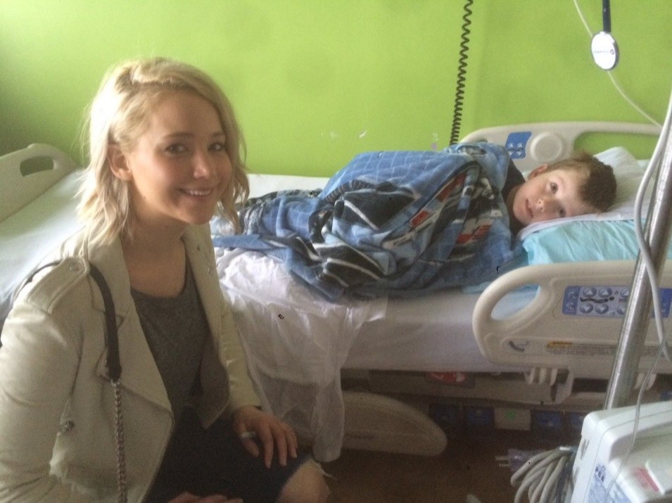 Jennifer Lawrence surprises kids, nurses at Kosair Children’s Hospital - WDRB 41 Louisville News