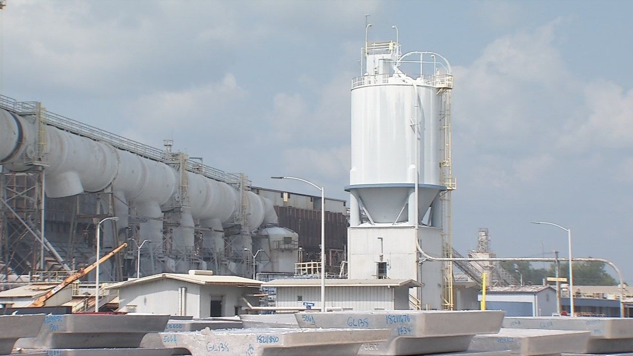 US commerce secretary visits Kentucky aluminum plant News from WDRB