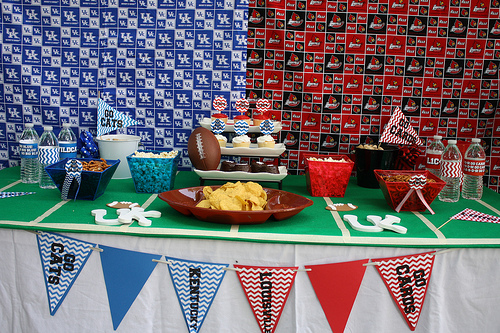 Easy to make U of L vs. UK game day decorations - WDRB 41 Louisville News